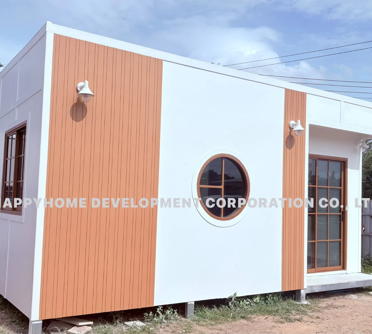 ผลงานบ้านน็อคดาวน์สีขาวของ Happy Home Development
