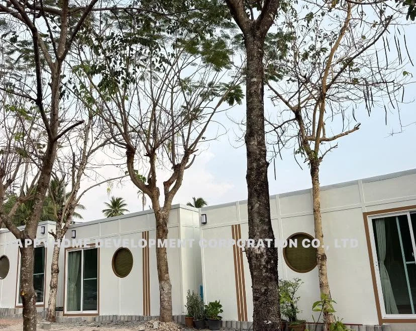 กลุ่มบ้านพักสำเร็จรูปสีขาวที่สร้างเสร็จแล้ว
